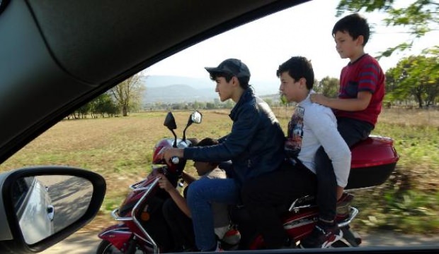 4 çocuğun motosikletle tehlikeli yolculuğu