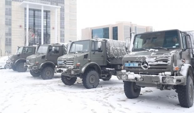 Askeri kamyonlar depremzedelerin eşyasını taşıyacak