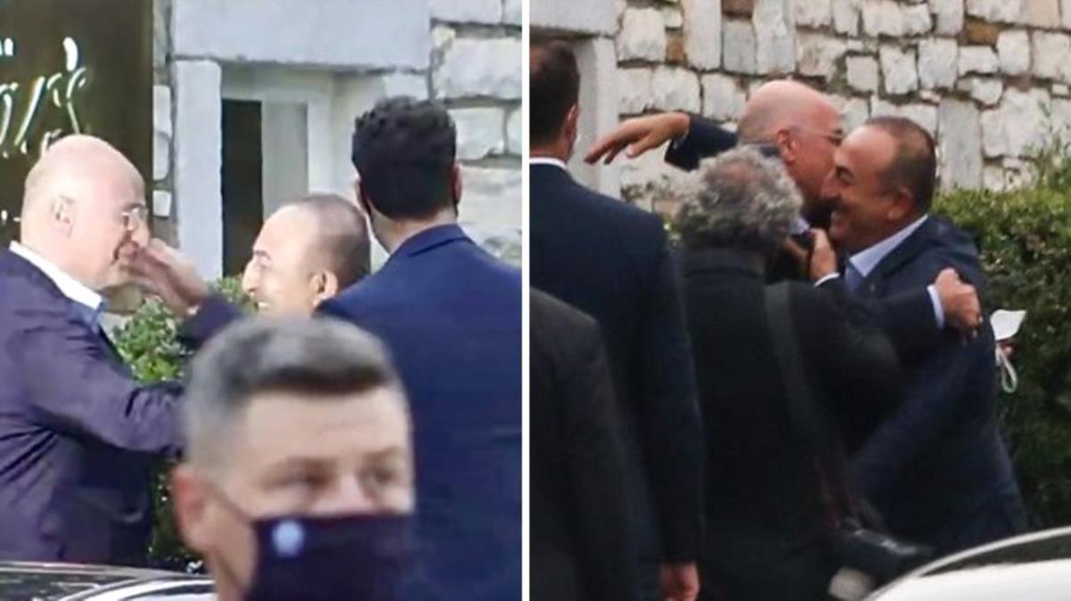 Bakan Çavuşoğlu, daha önce kameralar önünde tartıştığı Yunan mevkidaşı sarmaş dolaş