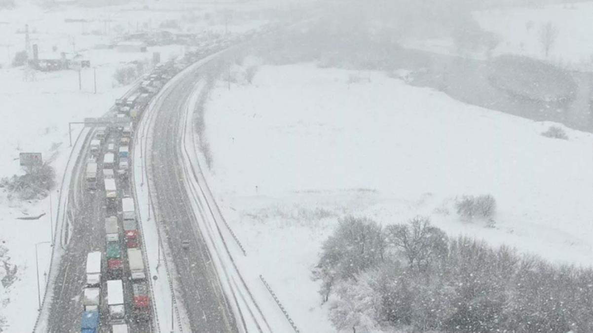 Balıkesir-Bursa karayolu yoğun kar yağışı nedeniyle trafiğe kapandı! Araç kuyruğu 25 kilometreyi buldu