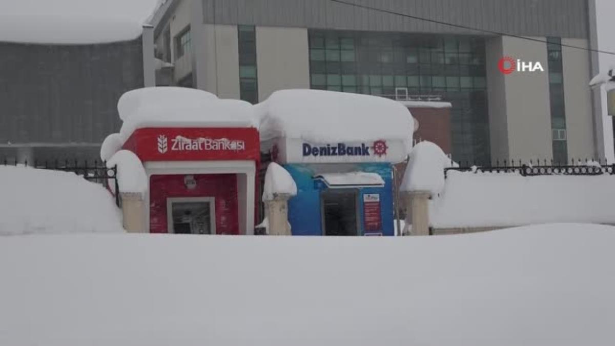 Bitlis kara gömüldü... Vatandaşlar kar üstünde oturarak ATM'lerden para çekiyor