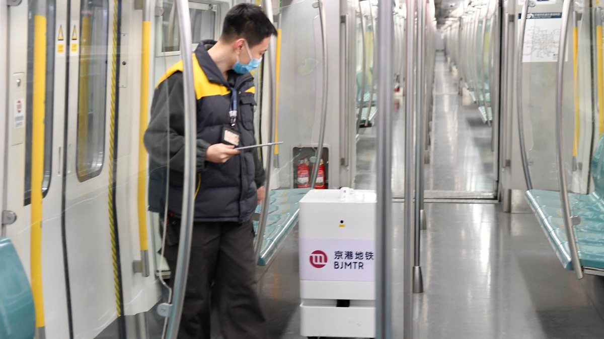 Çin'deki robotlar metroları dezenfekte ediyor