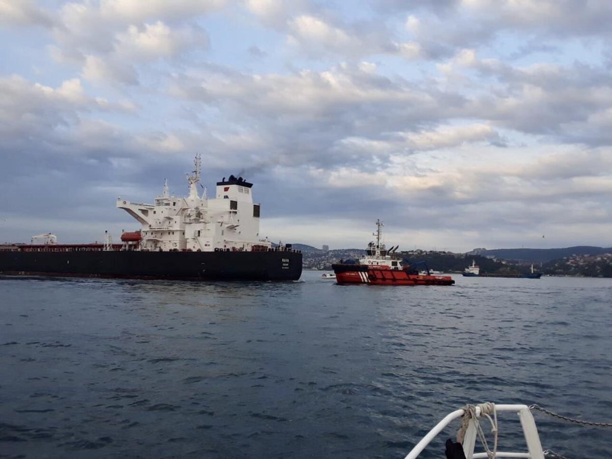 Ham petrol taşıyan tanker kıyıya sürüklendi, İstanbul Boğazı'nda trafik askıya alındı