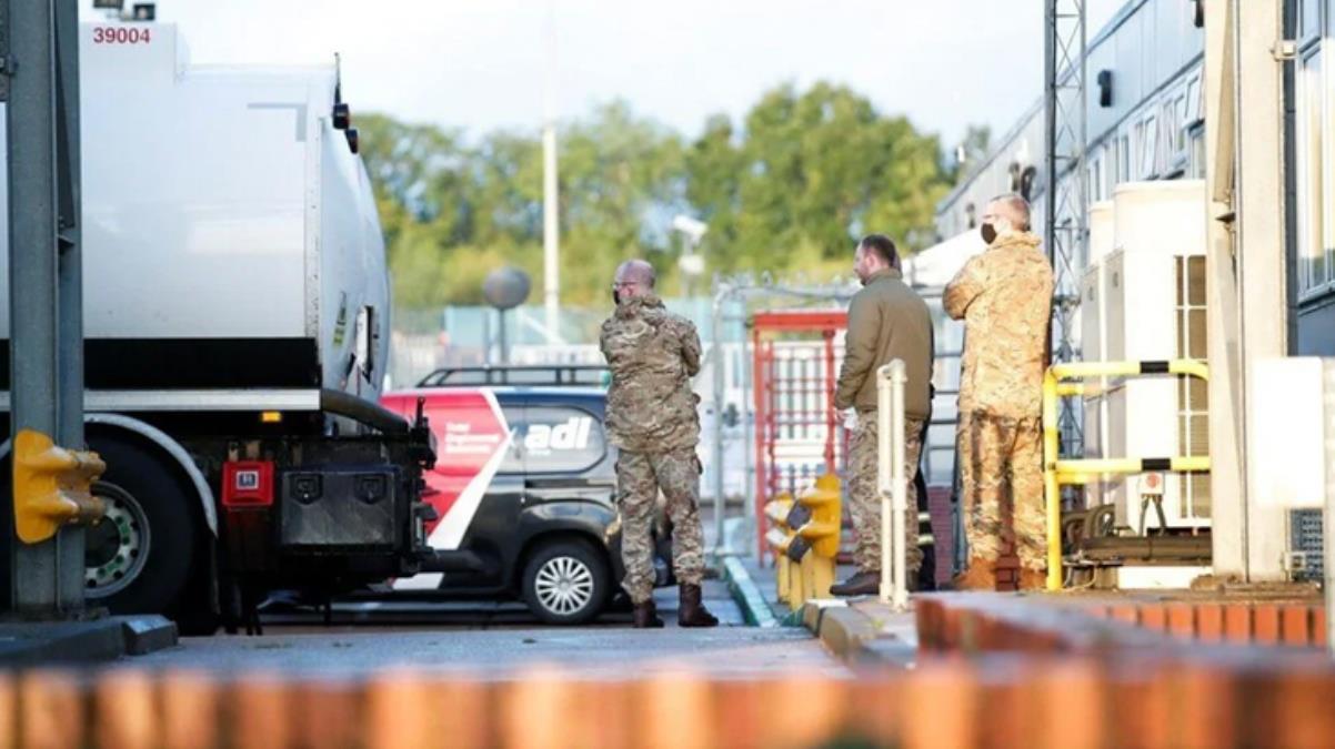 İngiltere'deki petrol krizi sonrası ordu devreye girdi! Askerler istasyonlara yakıt taşıyor