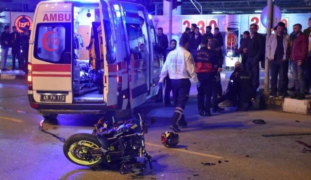 Manisa’da hafif ticari araçla motosiklet çarpıştı: Biri ağır 4 yaralı