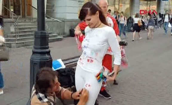  Rus Güzel, Türk Taraftarlara Elbisesini İmzalattı