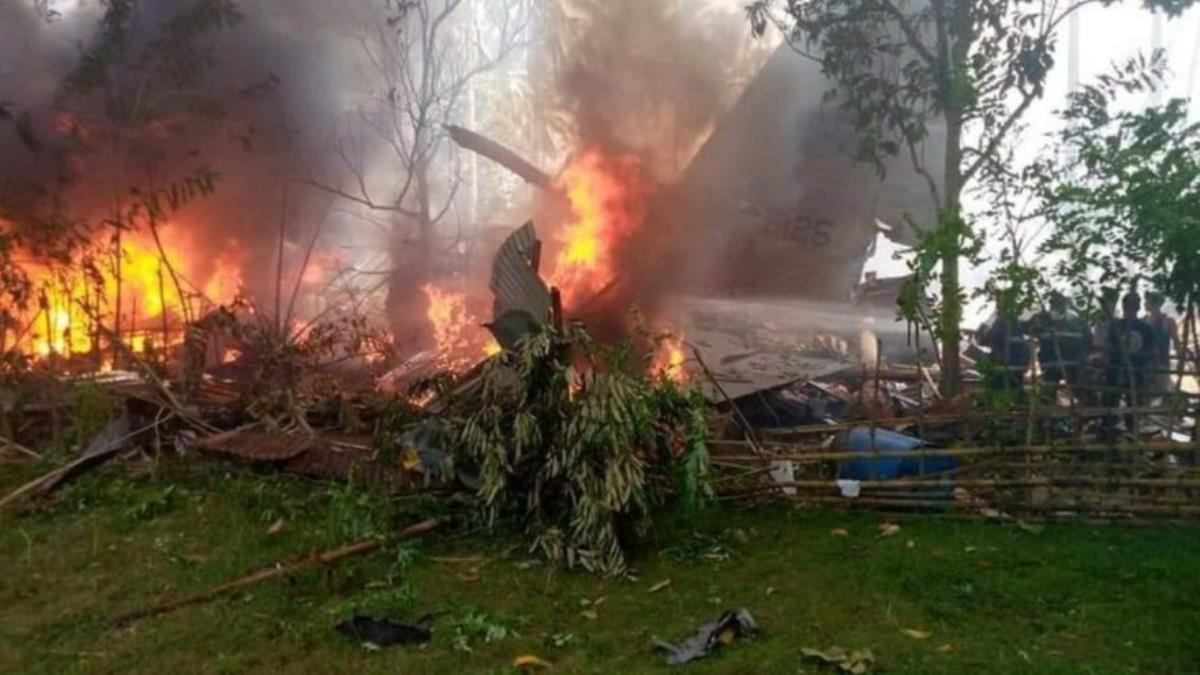 Son Dakika! Filipinler'de 85 kişiyi taşıyan askeri uçak düştü