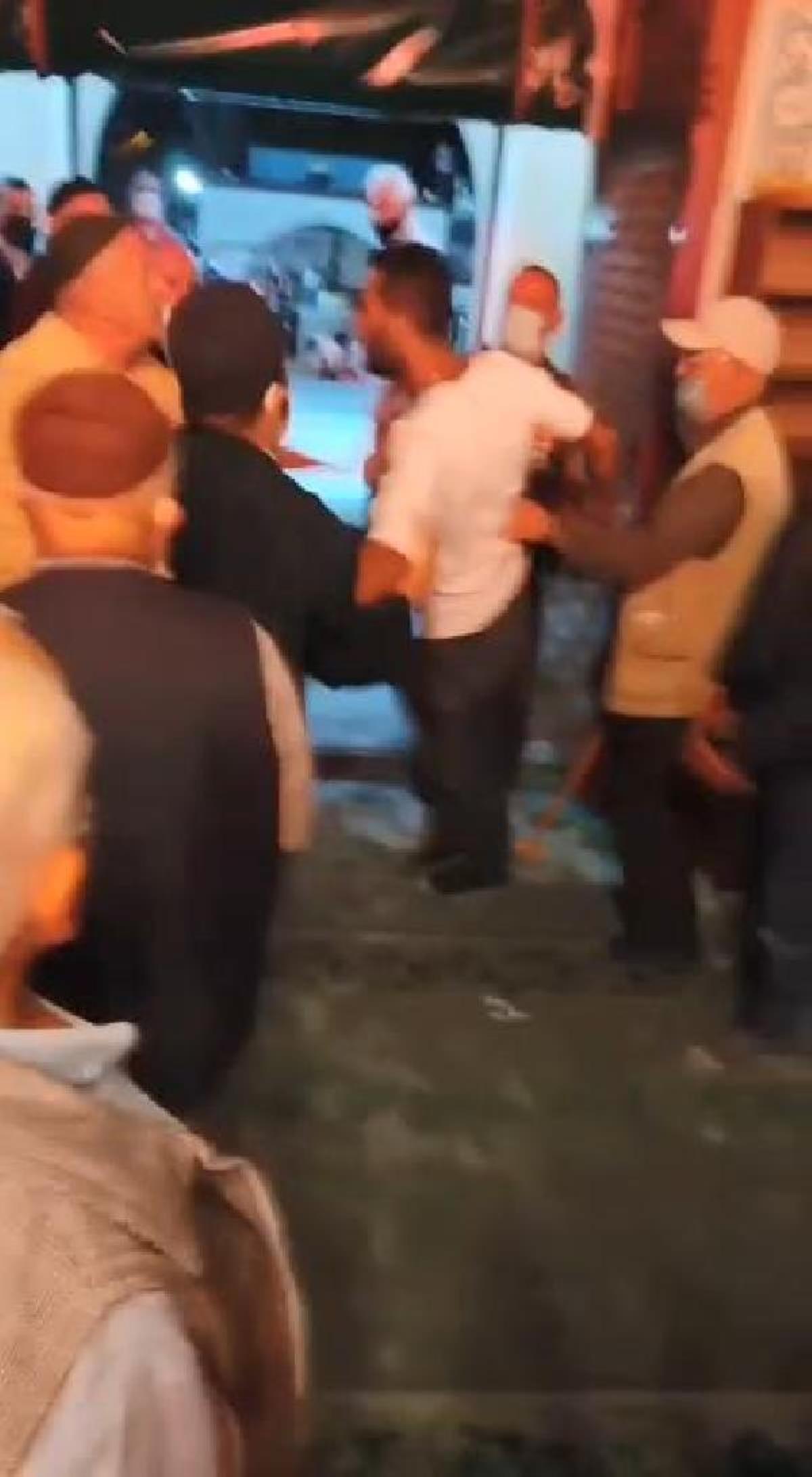 Sultangazi’de camide imam ve cemaate sopalı saldırı iddiası