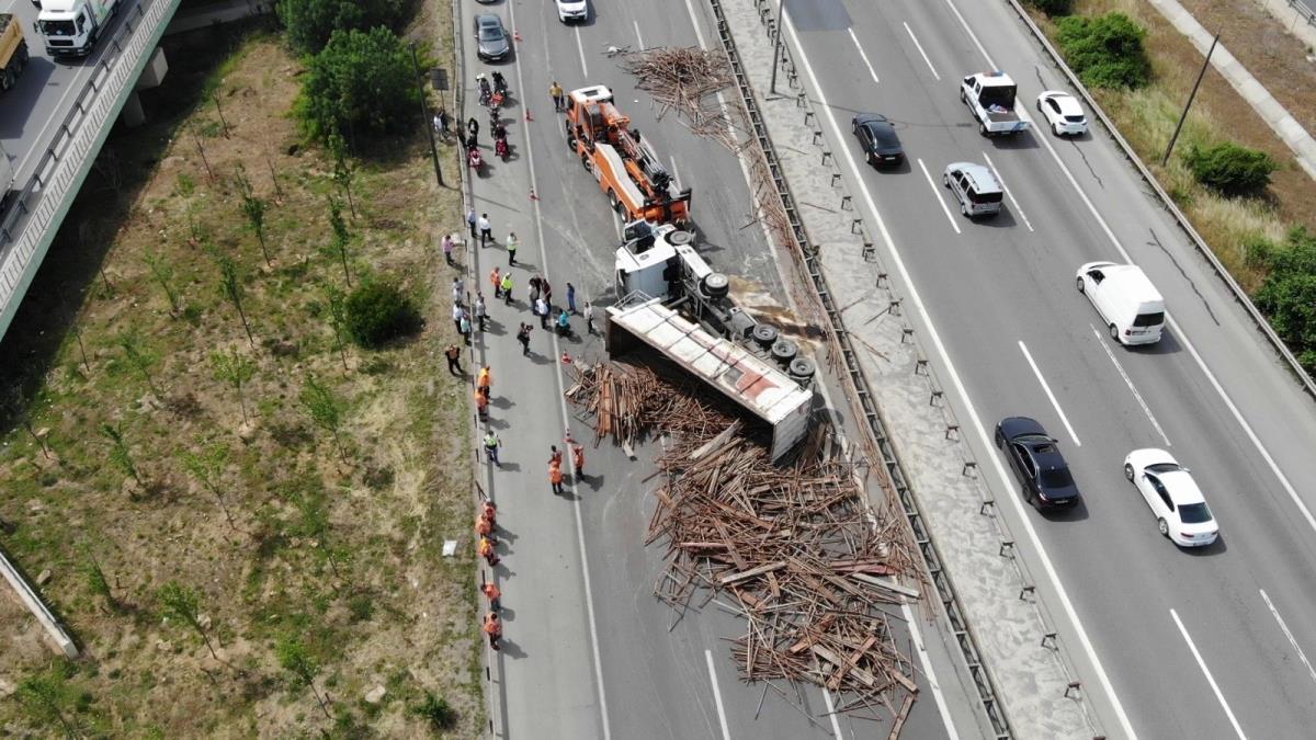 TEM Otoyolu'nda demir yüklü tır devrildi, Ankara istikameti trafiğe kapandı
