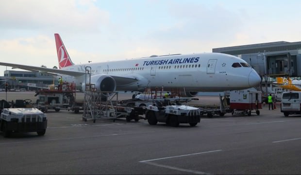 Türkleri taşıyan uçak İstanbul'a geldi