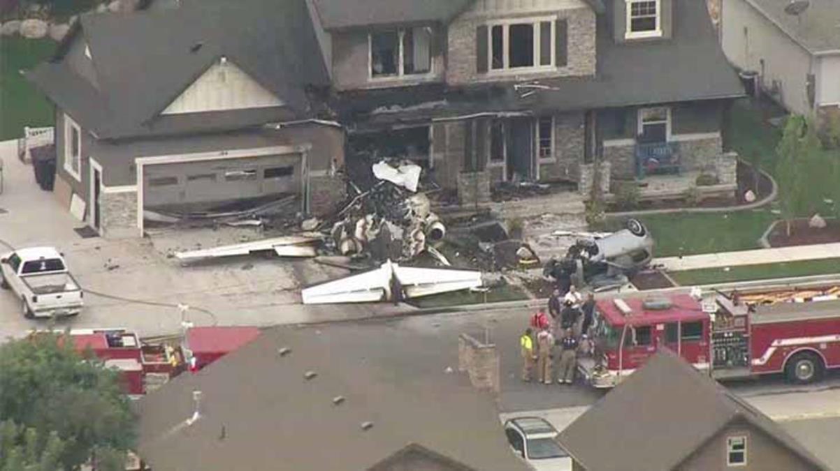 Uçak evin üzerine düştü, yetkililer 4 kişinin yaşamını yitirdiğini duyurdu