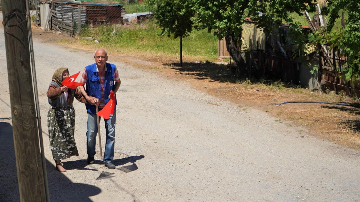 19 Mayıs Marşı'nı duyunca yalın ayak sokağa koşan Emirzade ninenin görüntüleri ilgi çekti