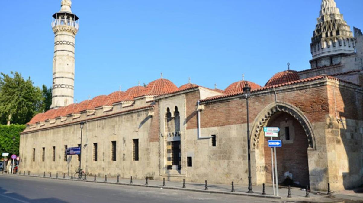 19 yıl önce restorasyon sırasında Adana'daki Ulu Camii'nden çalınan 500 yıllık çiniler Hollanda'dan çıktı