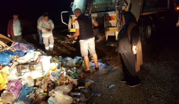 2 ton çöpün içinde 1 saat, para dolu poşeti aradı