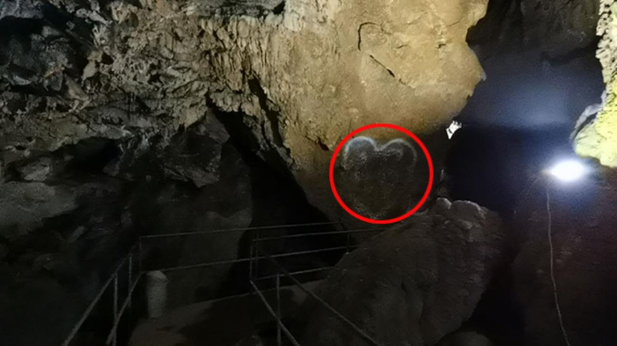 3 milyon yıllık mağaranın duvarları yazı tahtasına döndü! Gelen giden aşkını kazımış