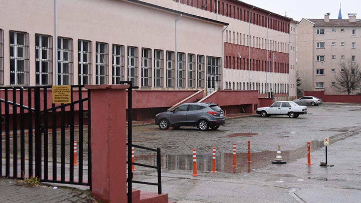 3 sınavda gözetmenlik yapan öğretmen koronaya yakalandı! 34 öğrenci karantinada