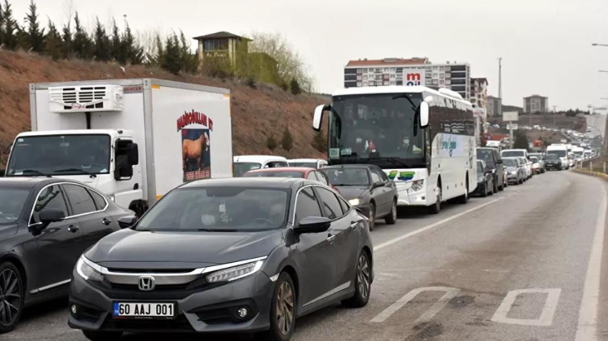 43 ilin bağlantı noktasında trafik kilitlendi! Kuyruğun sonu görünmüyor