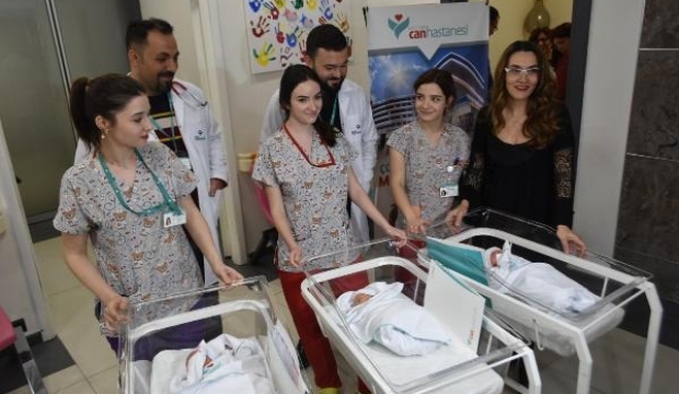 50 yaşında üçüzlerini kucağına aldı