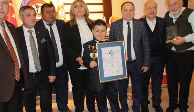 8 yaşında 4 ayda bin 53 kitap okudu