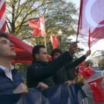 ABD'de Erdoğan coşkusu... Türk Bayrağını alan koştu