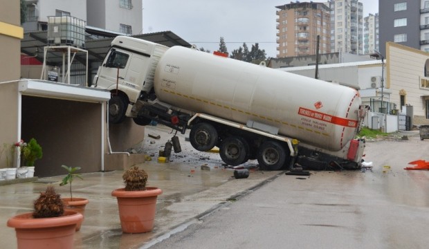 Adana'da faciadan dönüldü: LPG tankeri asılı kaldı
