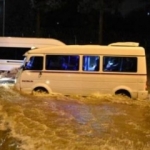 Adana'da sağanak yağış! Araçlar suda kaldı