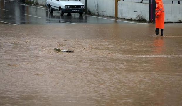 Adana'da selde kaybolan iki kişi bulundu