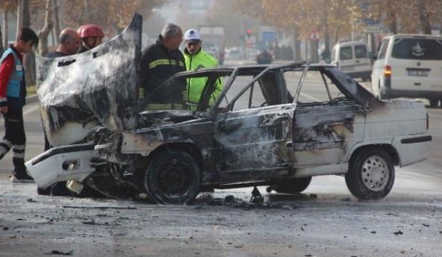 Ağaca çarpan otomobil, alev alıp, yandı