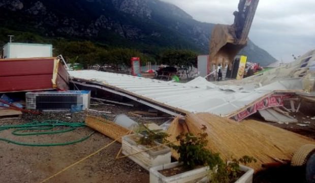 Akbük Koyu'nda kaçak yapılar yıkılıyor