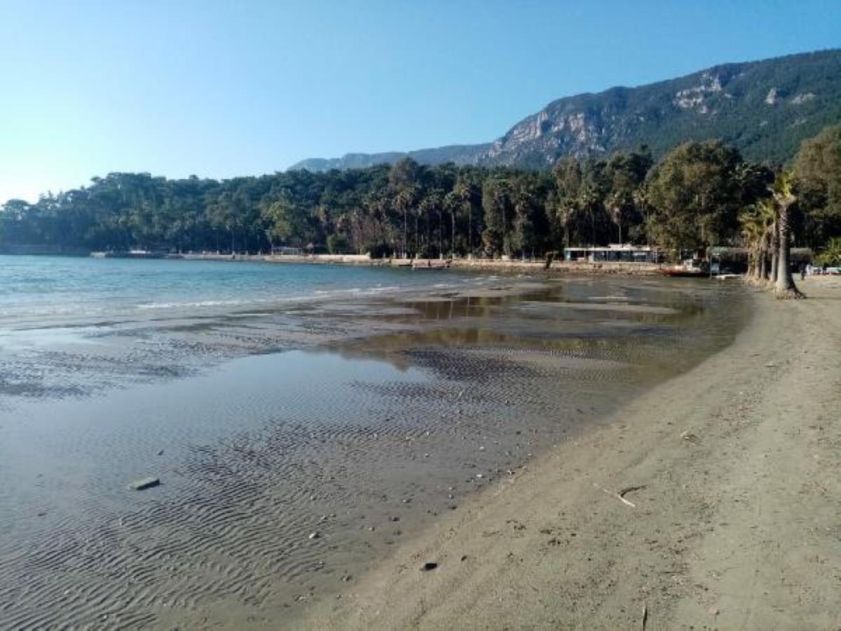 Akyaka'da deniz 20 metre çekildi