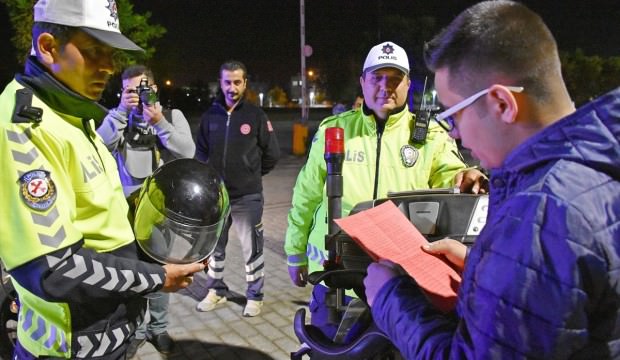 Anneden kask takmayan oğluna ilginç doğum günü sürprizi