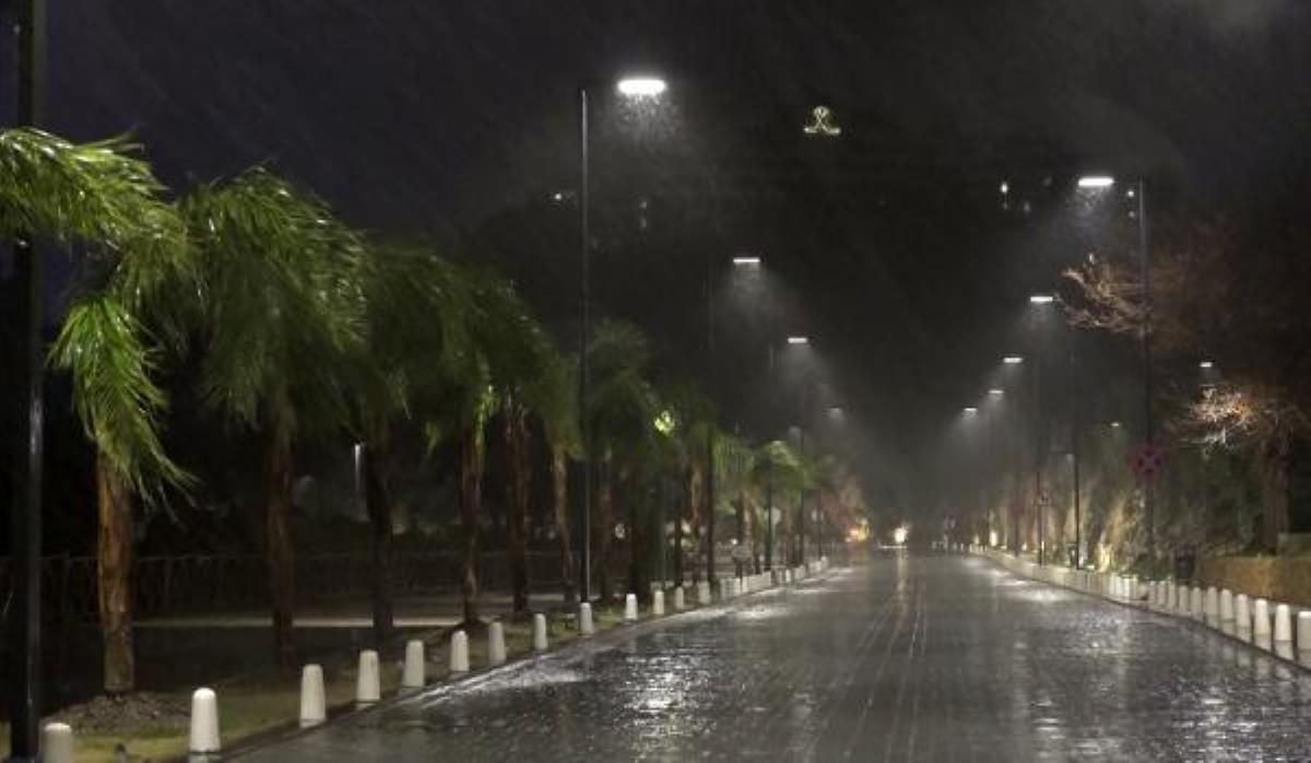 Antalya'da fırtına hayatı olumsuz etkiledi