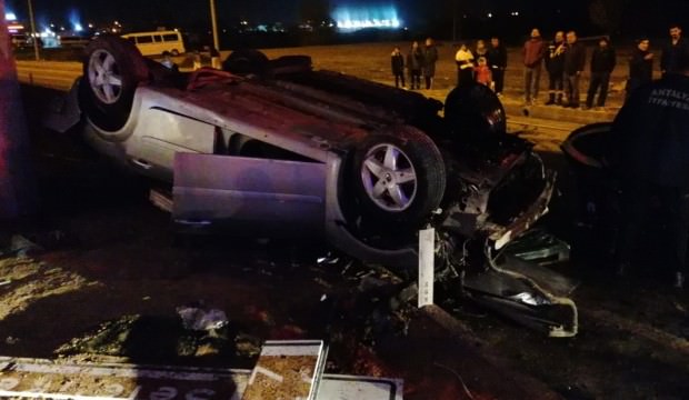 Antalya'da otomobil köprünün beton blokuna çarpıt: 3 ölü 2 yaralı