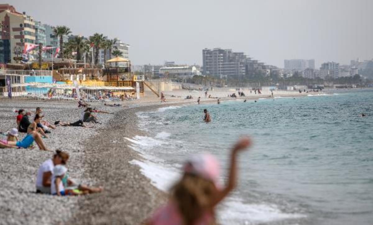 Antalya'da sıcaklık 30 dereceye ulaştı, sahiller doldu