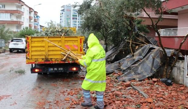 Antalya'da şiddetli rüzgar ve sağanak etkili oluyor
