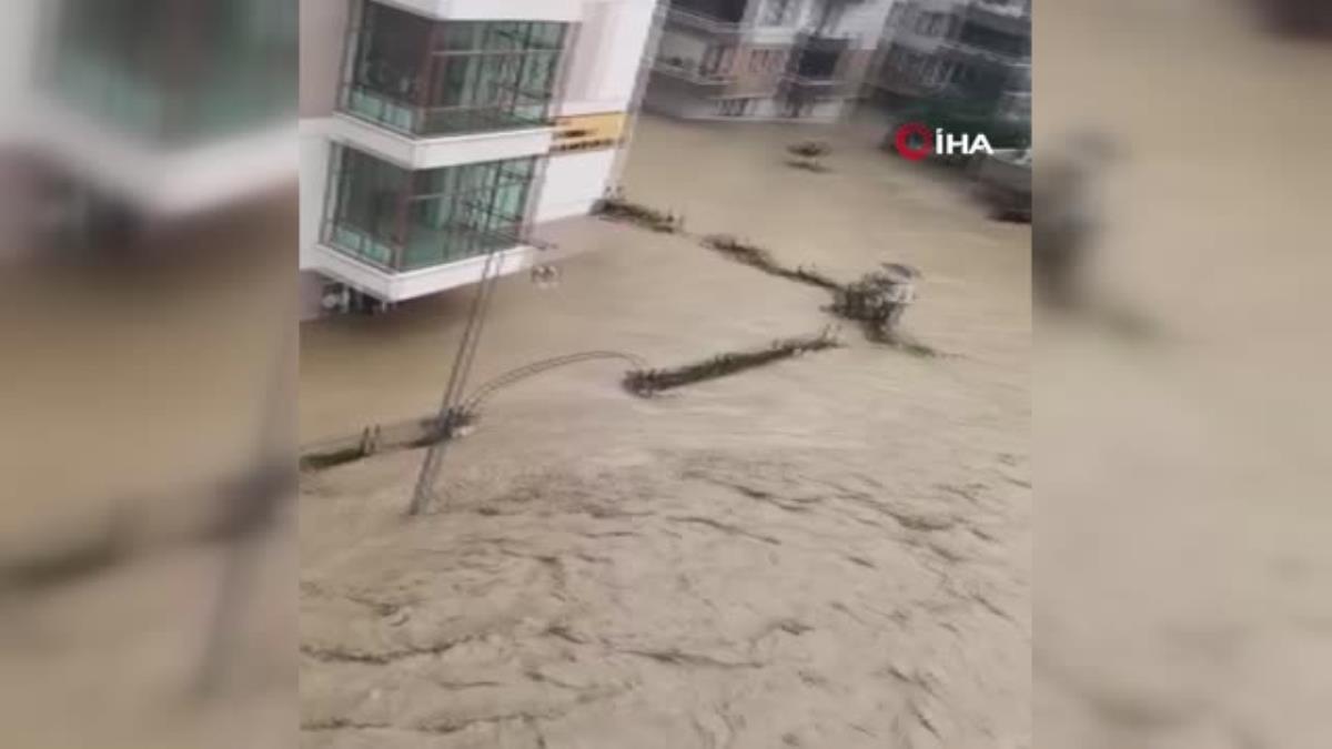 Artvin'de sel...Mahsur kalan vatandaşlar botlarla kurtarıldı