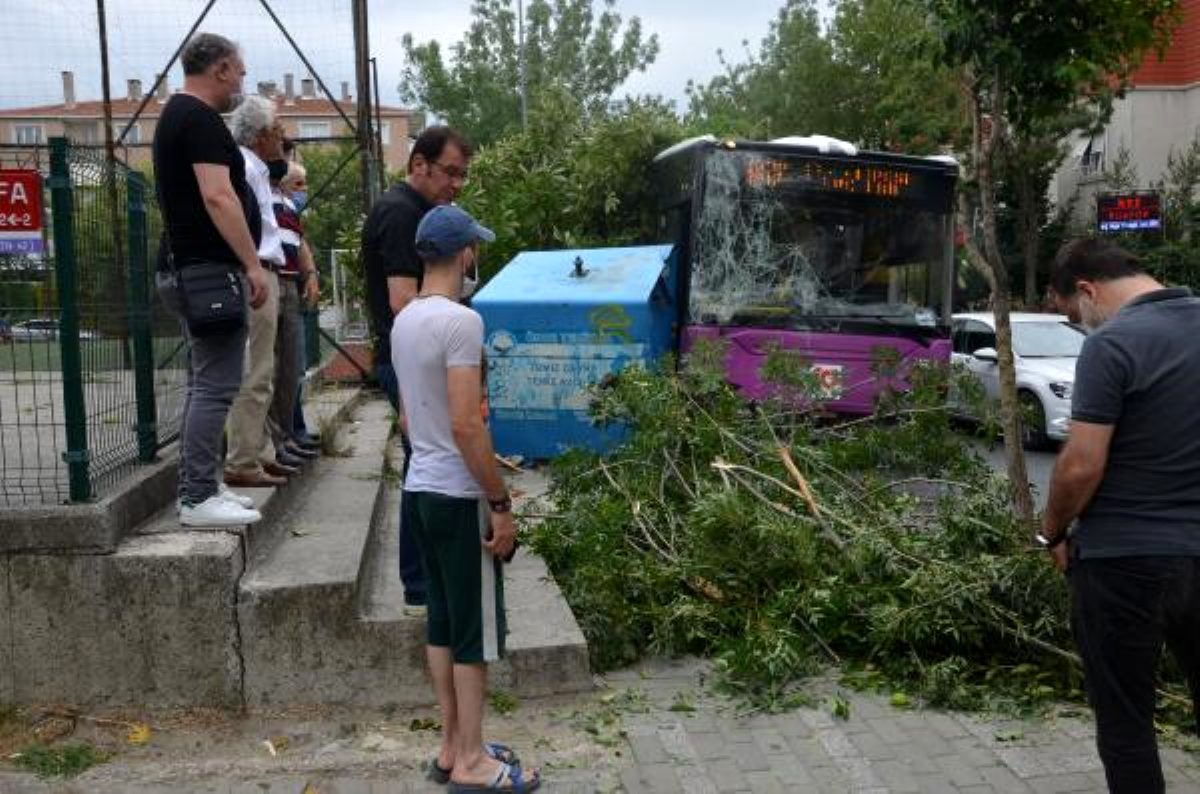 Avcılar'da halk otobüsü kaza yaptı