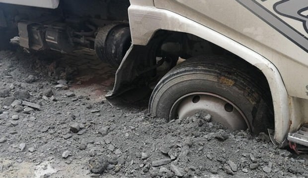 Avcılar'da kamyonet yola saplandı