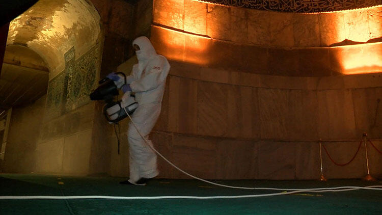 Ayasofya Camii dezenfekte edildi