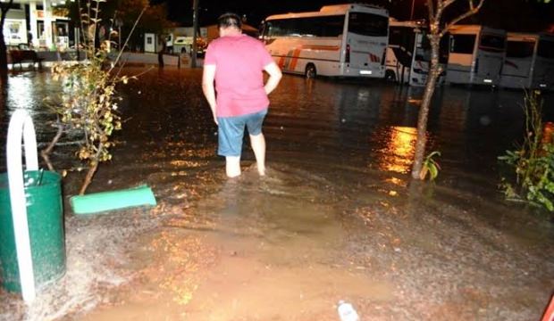 Ayvalık'ta şiddetli yağış evlerde hasara yol açtı