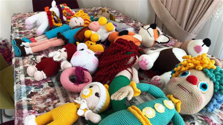 Azerbaycanlı çocuklar için oyuncak bebek örüyorlar