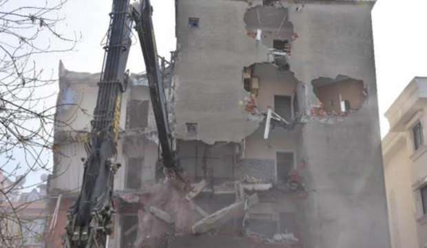 Bağcılar'da ağır hasarlı 5 bina yıkıldı