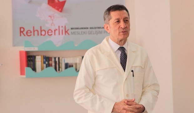 Bakanı Selçuk, önlüğünü giydi, öğretmenlere ders verdi