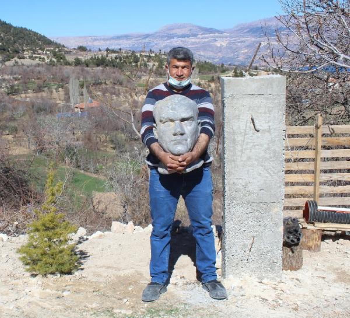 Balık tutarken kayalıklar arasında bulduğu Atatürk büstünü, evinin önüne dikti