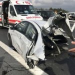 Bariyerlere çarpan otomobil ikiye bölündü