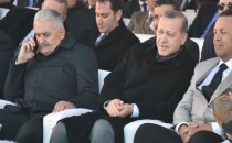 Başbakan'a tören sırasında gelen önemli telefon