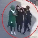 Başörtülü kızlara saldıran kadından İslam'a hakaret