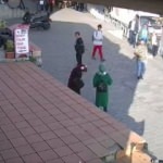 Başörtülülere saldıran kadının yeni görüntüleri!