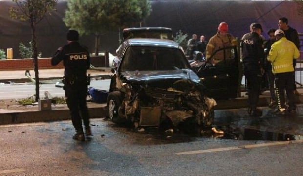 Beşiktaş'ta otomobil refüje çıktı: 1 yaralı