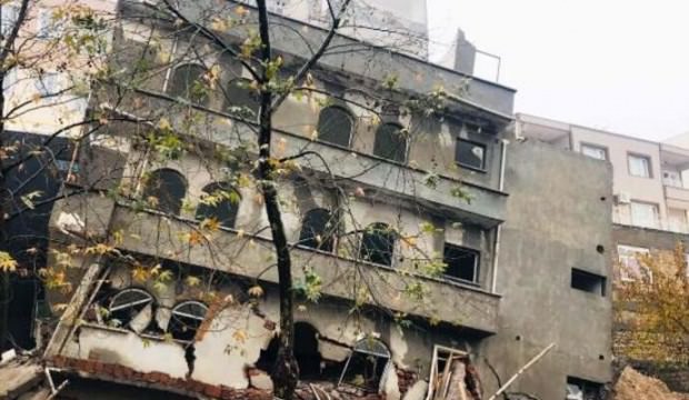 Besni'de 4 katlı bina yağmur nedeniyle çöktü